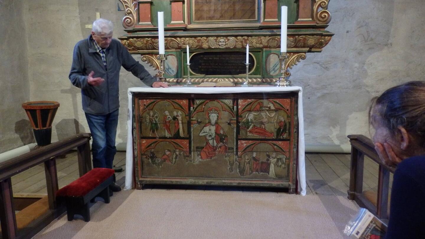 Ola Skauge explaining the altarpiece in Skaun kirke