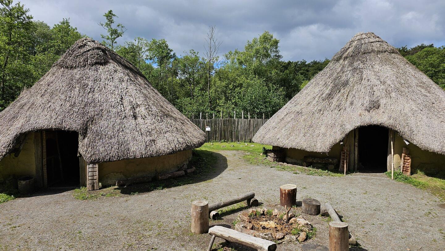 2 rekonstruerede jernalder huse