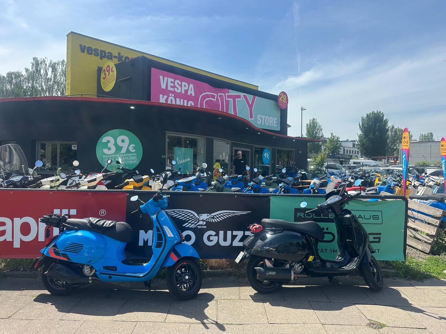 Unsere Vespas fühlen sich pudelwohl vor dem Vespa-König-Store.