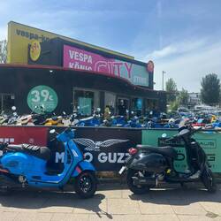 Unsere Vespas fühlen sich pudelwohl vor dem Vespa-König-Store.
