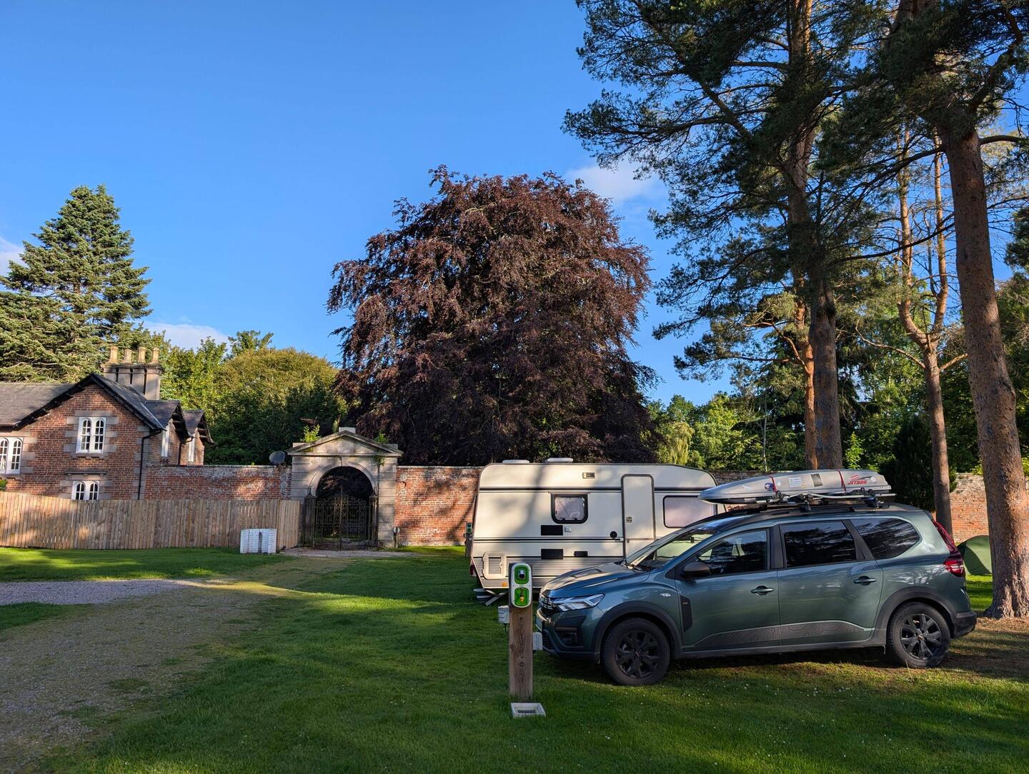 Stellplatz im Walled-Garden unter hohen Bäumen