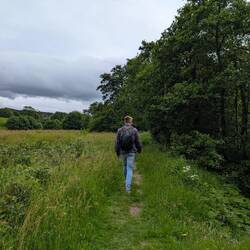Zur nächsten Destille kann man einfach zu Fuß am Fluss entlang wandern...
