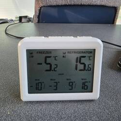 Sobald das Eisfach über 0° hat, packe ich es mit Bier und Weißwein voll
