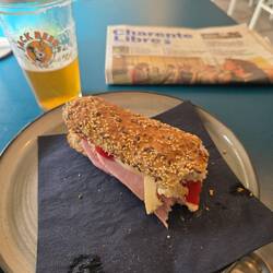 Bistro mit wirklich kaltem Bier und Klima. Die Hunde und ich waren glücklich