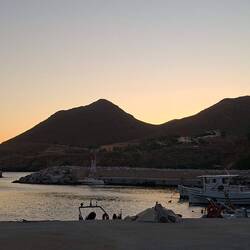 10 mois après, on va redormir sur le port de Loutra et son superbe coucher de soleil