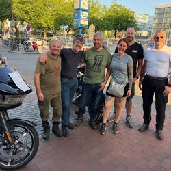 Gruppe Harley-Fahrer mit Zisi und Toto.