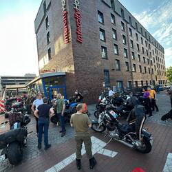Unser Vespas sind mittendrin in der Biker-Schlange.