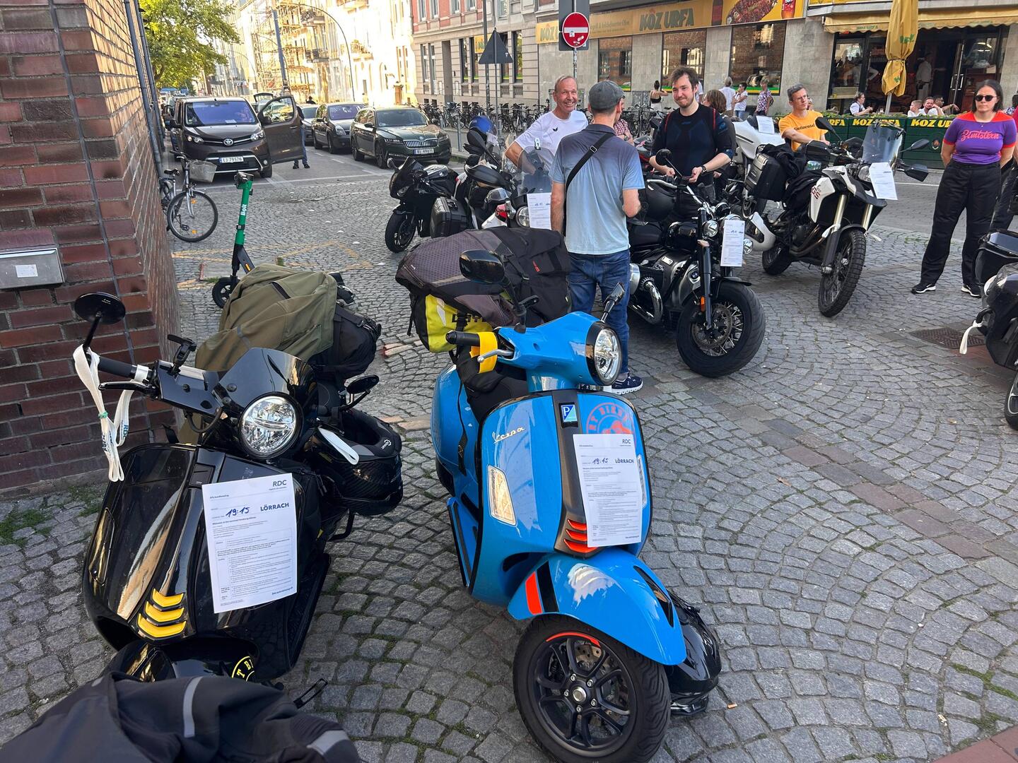 Warten aufs Taxi. Die Vespas stehen in der Schlange mit BMWs und Harleys.