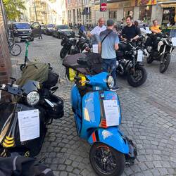 Warten aufs Taxi. Die Vespas stehen in der Schlange mit BMWs und Harleys.