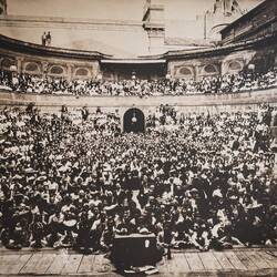 Archival photo ... the appearance of the arena during the 100th presentation of "Figlia di Jorio."