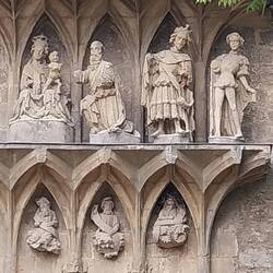 Figurengruppe am Dom, der neue Glasfenster erhalten hat