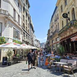 Lipscani-Straße im historischen Zentrum von Bukarest, die für ihre alten Gebäude bekannt ist