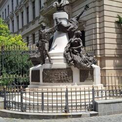 Das Eugeniu Carada Denkmal, das dem Gründer der Rumänischen Nationalbank gewidmet ist.