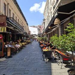 Fußgängerzone mit Restaurants