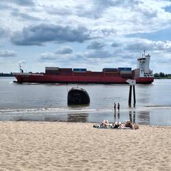 Schiffswrack "MS Uwe" am Falkensteiner Ufer, 1975 nach einer Kollision gesunken