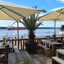 Blick auf Strand, Elbe und vorbeifahrende Schiffe