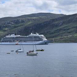 Kreuzfahrtschiff in Ullapool