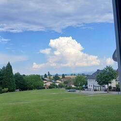 Blick vom Womostellplatz auf den Ort und die Berge im Hintergrund