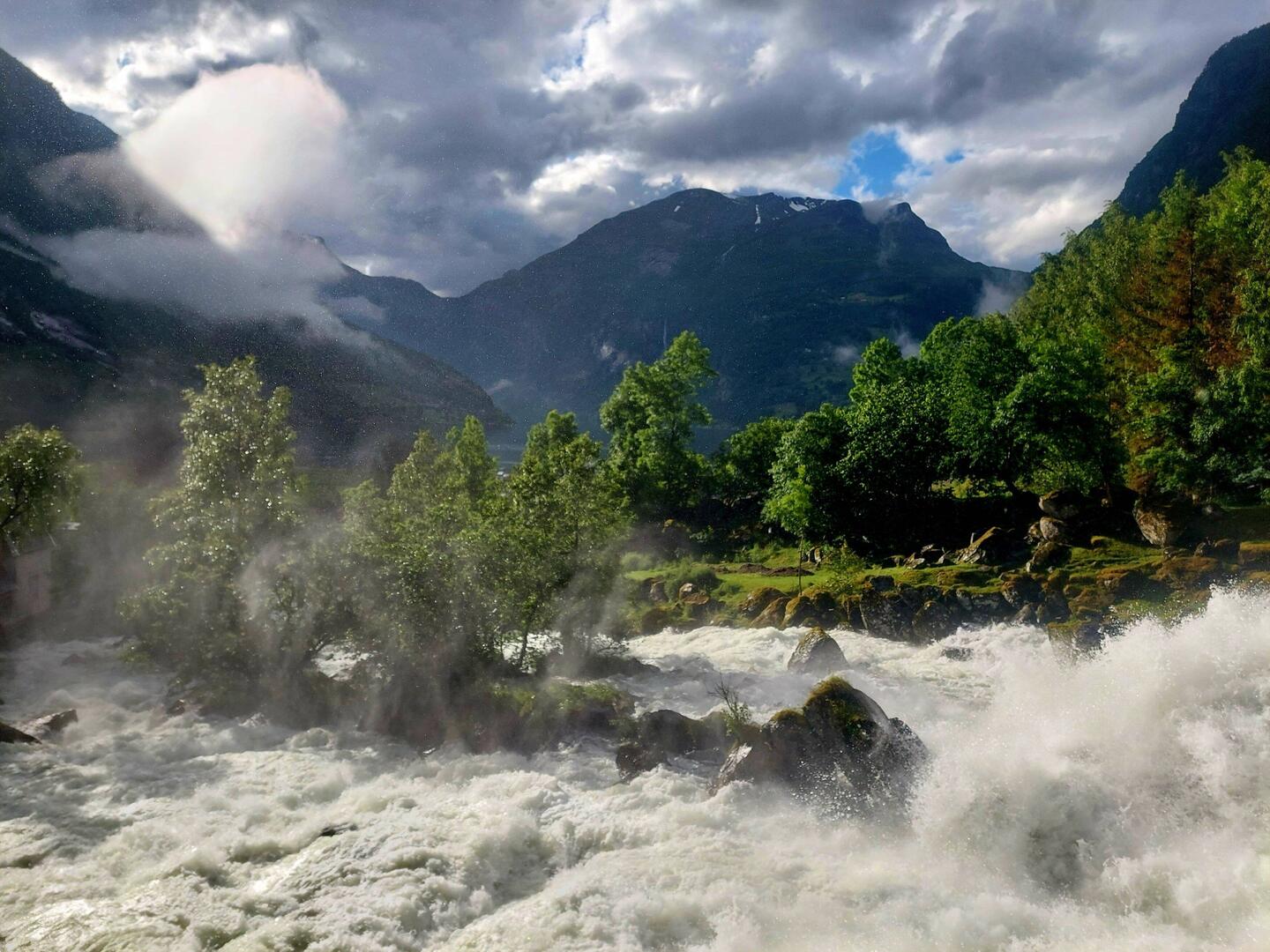 Storfossen Wasserfall im Ort Geiranger