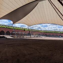 Innerhalb der Stadtmauern wurde eine Arena für das Musikfestival im Sommer aufgebaut