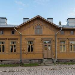 Und wieder so ein wunderschönes Holzhaus
