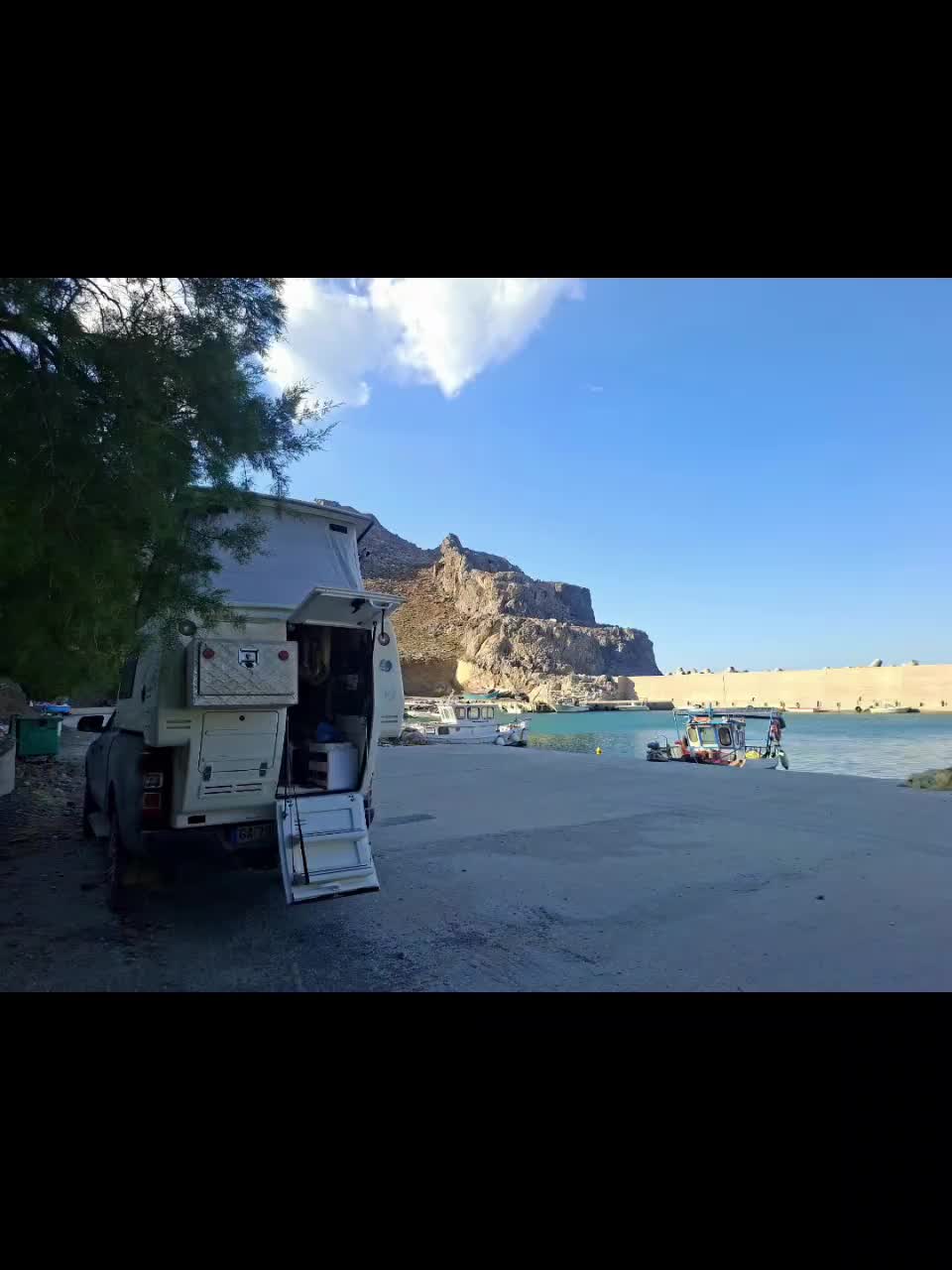 Vidéo-diaporama réveil sur le port de Loutra vers Michalis