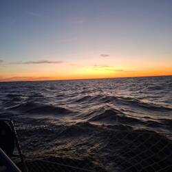 Die Wellen werden höher, die Sonne geht unter