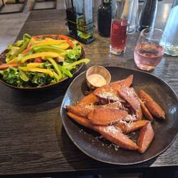 Das Abendessen war schon mal ganz ordentlich...von wegen : kleiner Beilagensalat😲