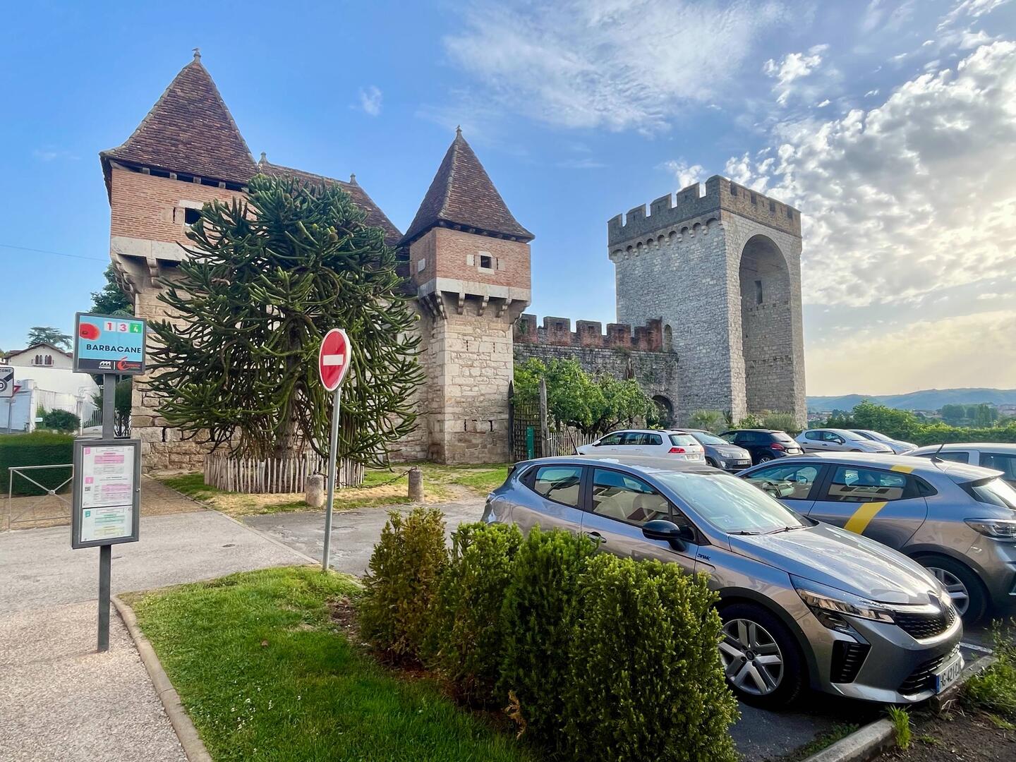 L'ancienne porte nord de Cahors (les voitures ne sont pas d'époque)
