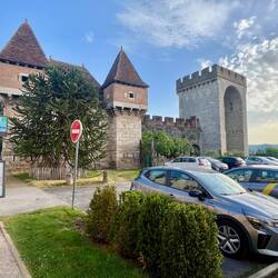 L'ancienne porte nord de Cahors (les voitures ne sont pas d'époque)
