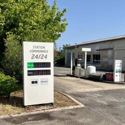 Une station service communale. Je n'avais encore jamais vu ça