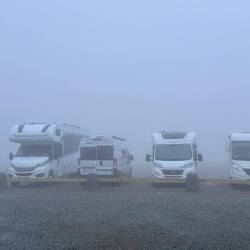 Unser Wohnmobil verschwindet fast im Nebel.