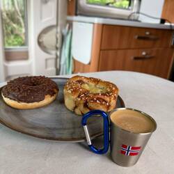 Espresso mit Kannelbulle und Donut ist auch Pflicht!