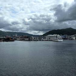Sicht auf Bergen vom Schiff