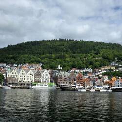 Bergen und Sicht auf unser Hotel