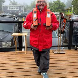 Ausgerüstet für die Expedition, vor grauer Nebelwand