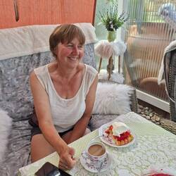 Wir werden mit Erdbeerkuchen begrüßt.