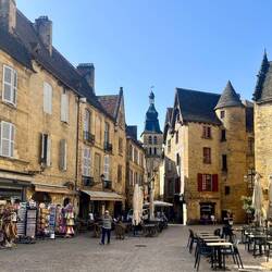 Les petites rues de Sarlat, moins encombrées que l'an passé au mois de juillet