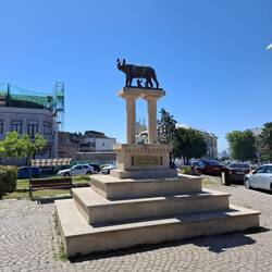 Die Bronzestatue der Kapitolinischen Wölfin (Lupa Capitolina) in Constanța wurde 2004 aufgestellt.