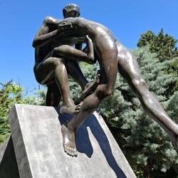 Das Kunstwerk zur rumänischen Revolution von 1989. Die Szene zeigt symbolisch den Umsturz.