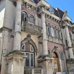 "Casa cu Lei" (Haus mit Löwen) in Constanța bekannt und wurde zwischen 1895 und 1902 erbaut.