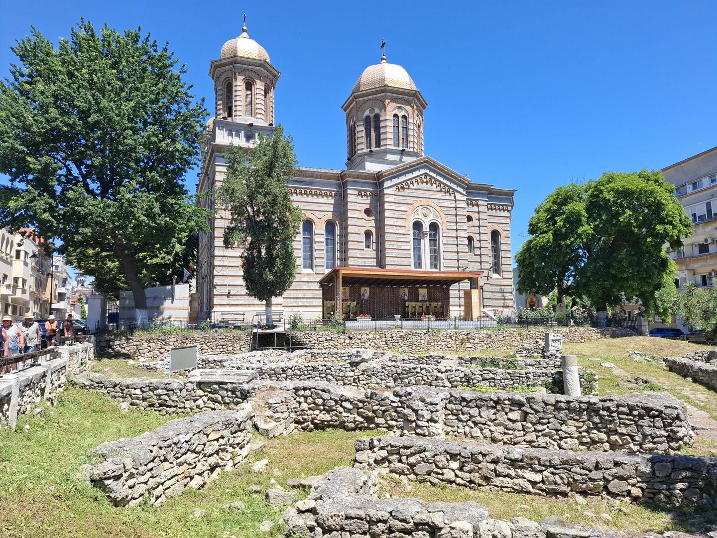 Orthodoxe Kathedrale, davor eine Ausgrabungsstätte
