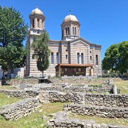 Orthodoxe Kathedrale, davor eine Ausgrabungsstätte