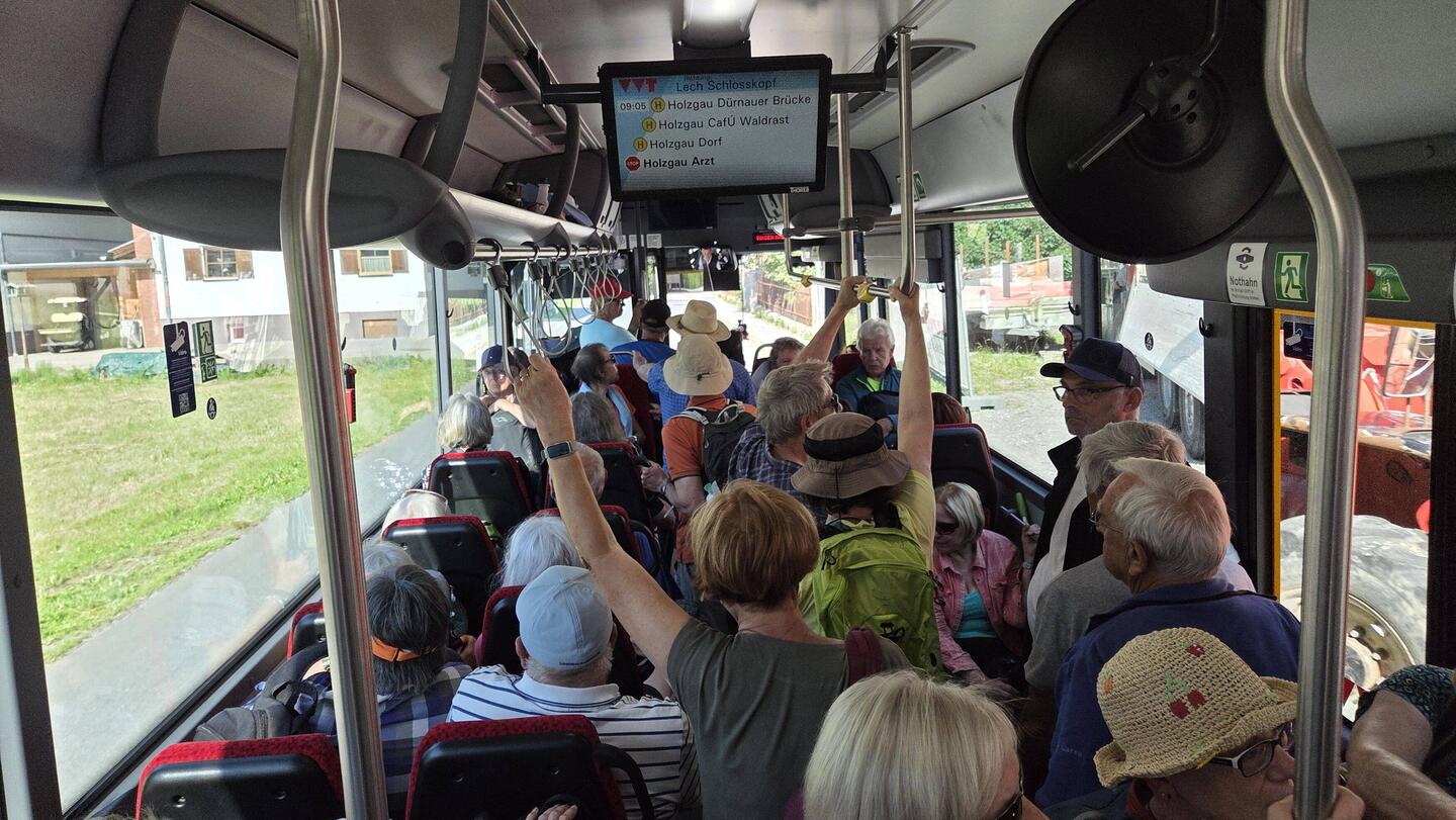Ein ganzer Bus voller wanderfreudiger Rentner - und wir