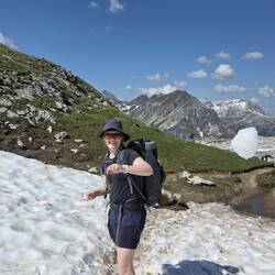 Das erste Schneefeld wurde direkt getestet und für erfrischend befunden. Sommerurlaub: ✅️