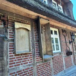 Historische Utensilien an der Hauswand
