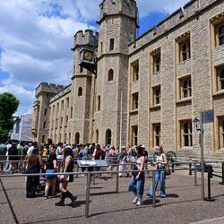 Queue for the Crown Jewels. About 32 degrees.