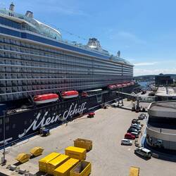 Auch die Mein Schiff Relax lag hier
