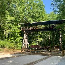 Un ancien pont de levage pour des pierres de carrière en proximité de la Flow Vélo
