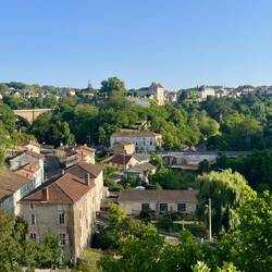La petite ville de Nontron au passage sur l'ancien pont de chemin de fer